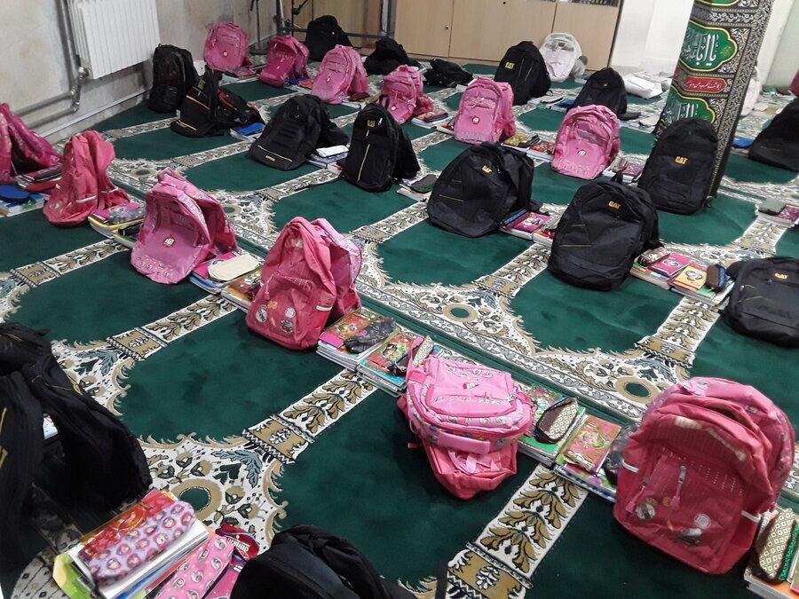 بهره مندی دانش آموزان قلعه گنجی تحت حمایت بهزیستی از وسایل کمک آموزشی در نهضت ایران همدل