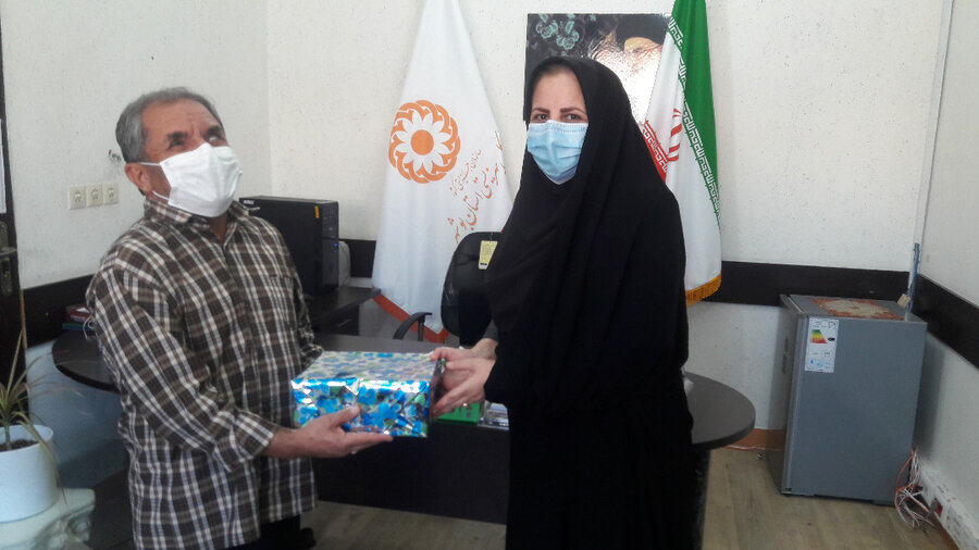 تجلیل از همکار روشن دل در بهزیستی شهرستان بوشهر 
