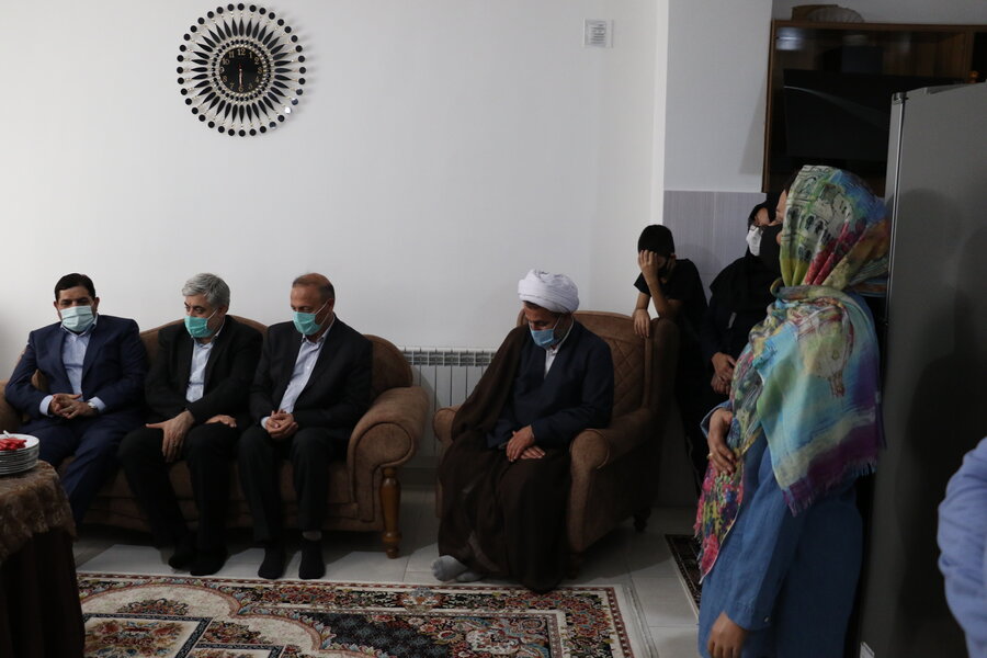 بازدید رئیس ستاد اجرایی فرمان حضرت امام (ره) از منازل تکمیل شده خانواده های دو معلول در مسکن مهر رشت