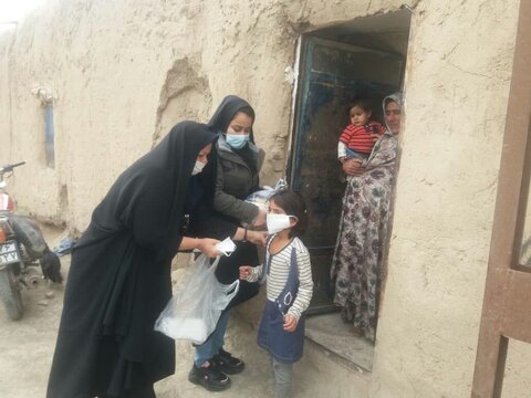 صالح آباد | اهدای ماسک و سبد غذایی به 25 خانواده‌ی تحت پوشش روستایی در صالح‌آباد