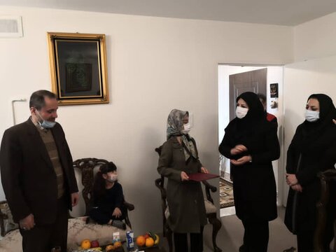 دیدار مدیر کل بهزیستی استان تهران با خانواده پذیرنده دو فرزند معلول