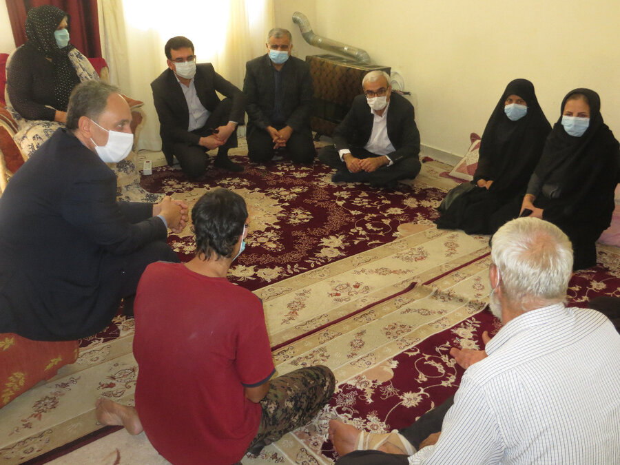 دیدار معاون سیاسی امنیتی اجتماعی استانداری بوشهر با خانواده دارای سه فرزند معلول
