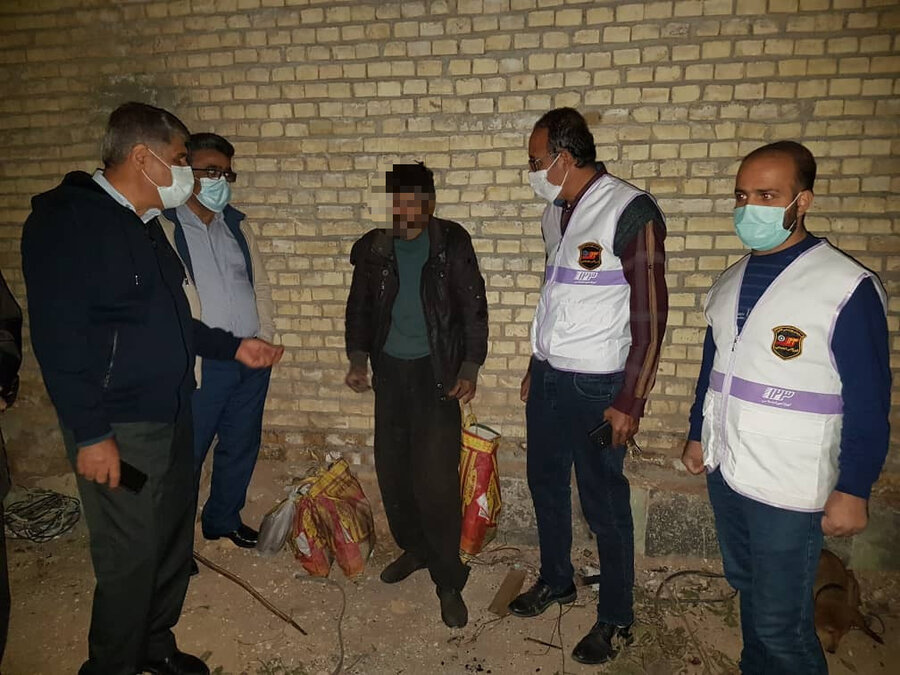 گزارش تصویری|بازدید مدیر کل و معاونین بهزیستی خوزستان از روند خدمات رسانی به افراد بی سرپناه در معرض آسیب  و سرمازدگی 
