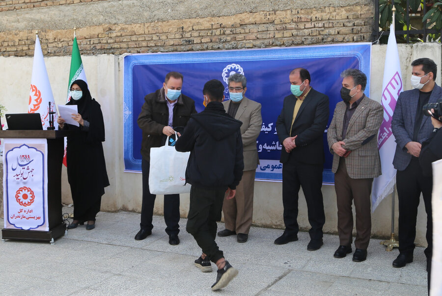 مراسم اهدای تبلت، لباس گرم و کیف آموزشی به کودکان و دانش آموزان مناطق حاشیه و کم برخوردار استان مازندران برگزار شد 