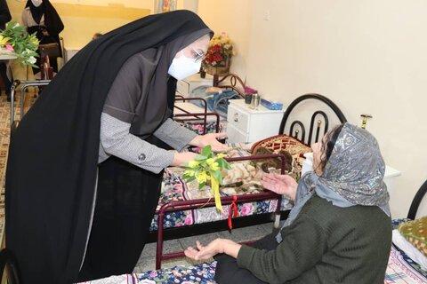 گزارش تصویری| دیدار با سالمندان مرکز مادر و اهداء گل به سالمندان