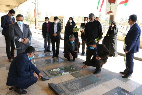 گزارش تصویری | تکریم و تجلیل از یادگاران 8 سال دفاع مقدس و تجدید میثاق با شهدا کارکنان بهزیستی استان یزد