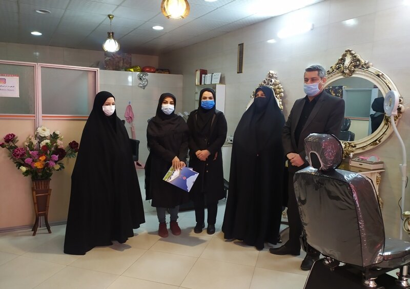 اردستان| تقدیر از ۸ زن نمونه سرپرست خانوار دفتر توانمندسازی خانواده و زنان
