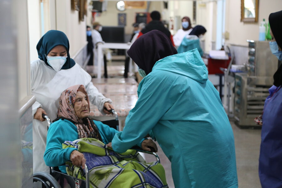 فاز اول واکسیناسیون مقیمان مستقر در مراکز نگهداری سالمندان مازندران