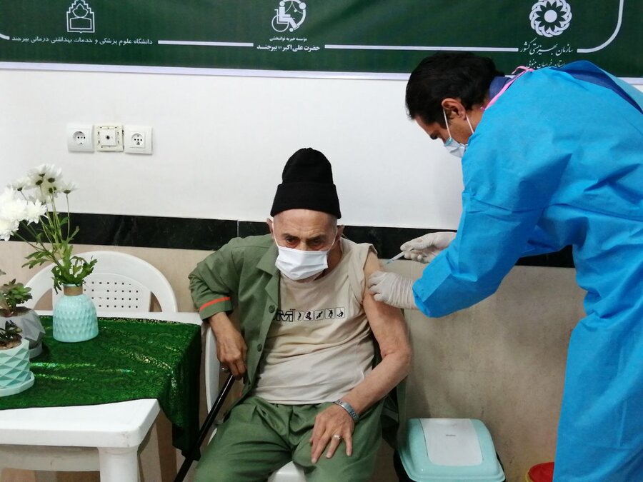 اولین مرحله از  تزریق واکسن کرونا برای مددجویان مقیم مراکز سالمندان بهزیستی خراسان جنوبی آغاز شد