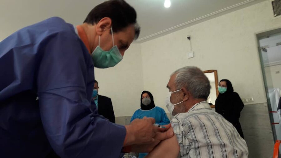 فیلم | واکسیناسیون مراکز سالمندان استان سمنان