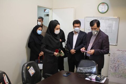 گزارش تصویری | مدیر کل بهزیستی استان البرز با حضور در بهزیستی شهرستات کرج با اهداء گل از زحمات کارکنان تقدیر و تشکر نمود