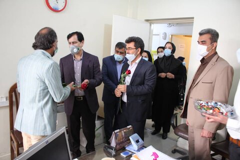 گزارش تصویری | مدیر کل بهزیستی استان البرز با حضور در بهزیستی شهرستات کرج با اهداء گل از زحمات کارکنان تقدیر و تشکر نمود