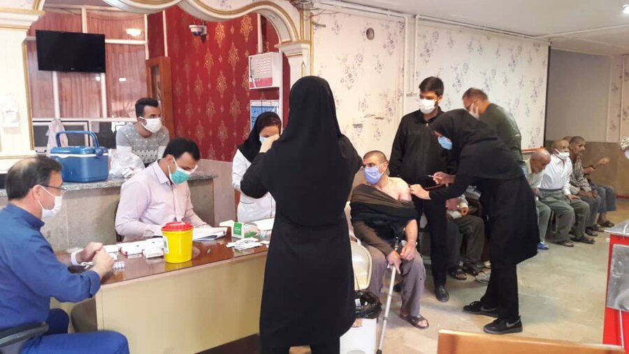 ملایر |مرحله دوم واکسیناسیون سالمندان وکارکنان مرکزحضرت علی(ع)شهرستان 