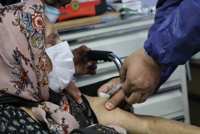 واکسیناسیون ۲۳۰ نفر از سالمندان مراکز بهزیستی همدان