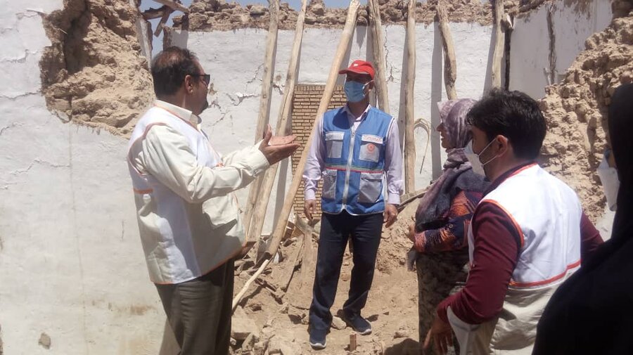 تصاویری از حضورنماینده بهزیستی کشور در مناطق آسیب دیده از زلزله