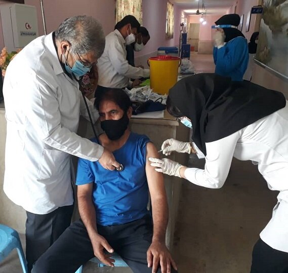 بندرعباس | ادامه مرحله اول واکسیناسیون علیه کرونا در مراکز توانبخشی بهزیستی 