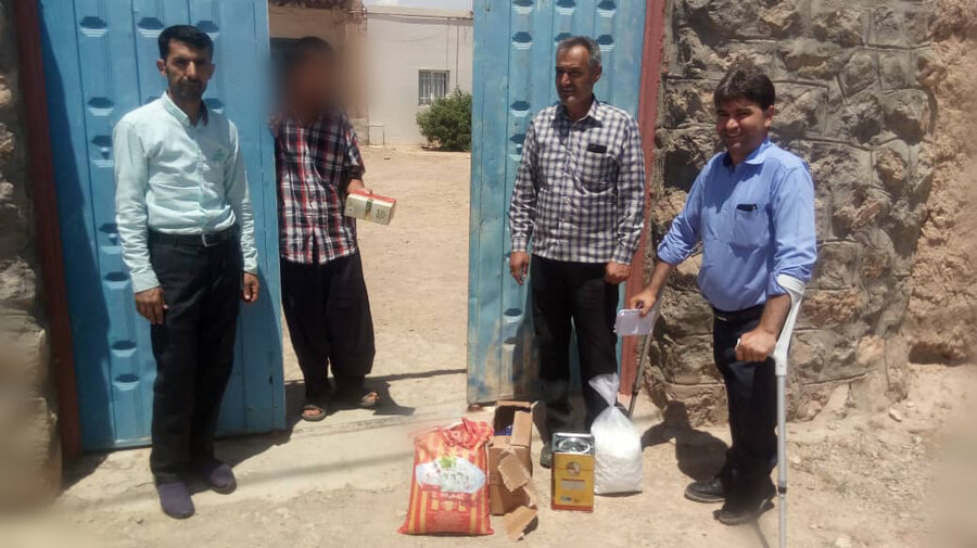 توزیع موادغذایی بین مددجویان آسیب دیده از زلزله