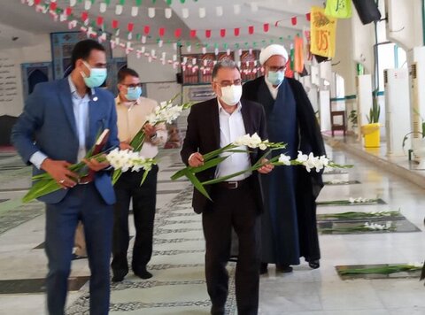 گزارش تصویری | عطر افشانی و گلباران مزار شهدا در سراسر استان