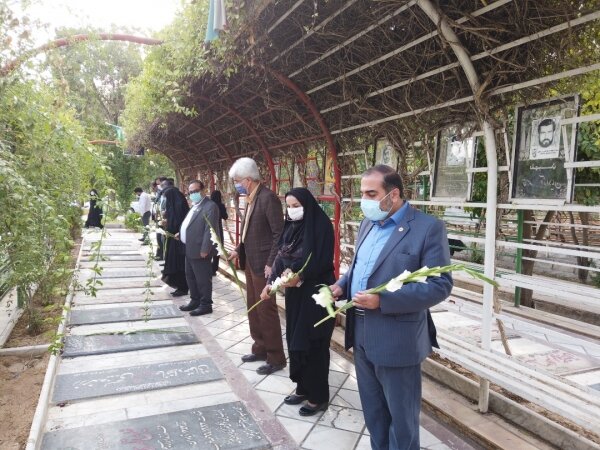  ببینیم| عطرافشانی گلزار شهدای شیراز با حضور مدیرکل بهزیستی فارس