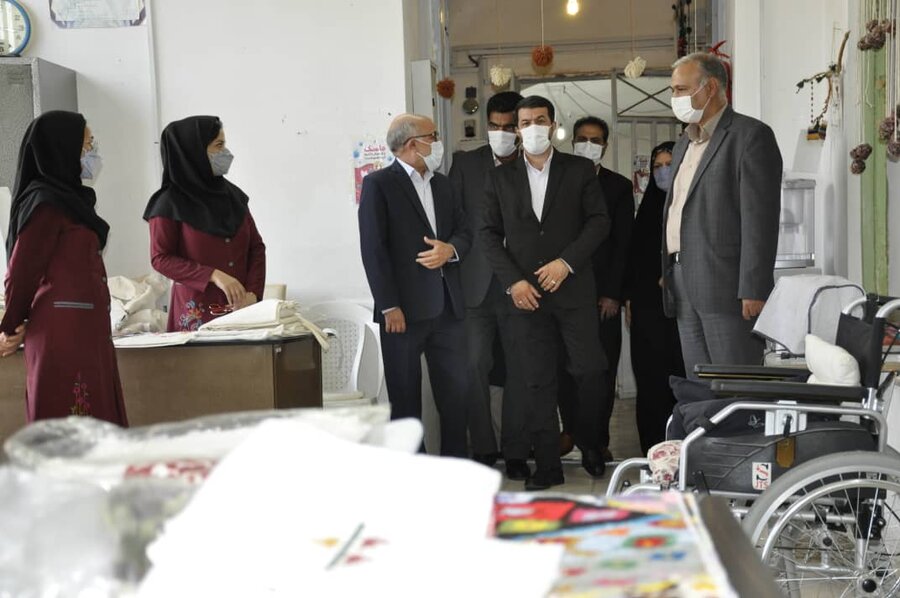 بازدید استاندار خ ج از کارگاه تولیدی حمایتی دستان پرتوان