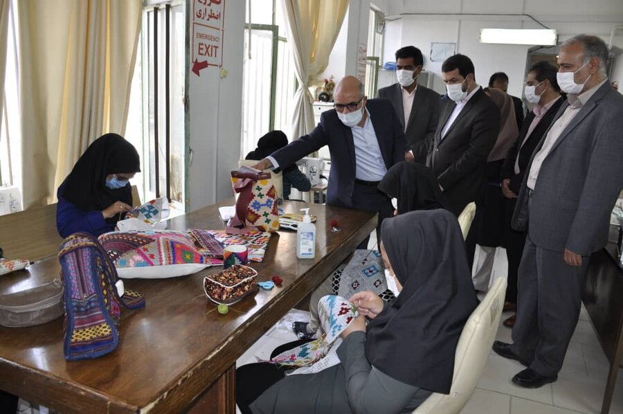 بازدید استاندار خ ج از کارگاه تولیدی حمایتی دستان پرتوان