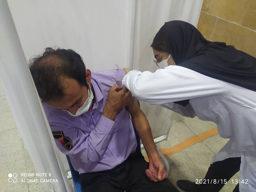 فیروزکوه| کارکنان اورژانس اجتماعی برابر ویروس کرونا واکسینه شدند