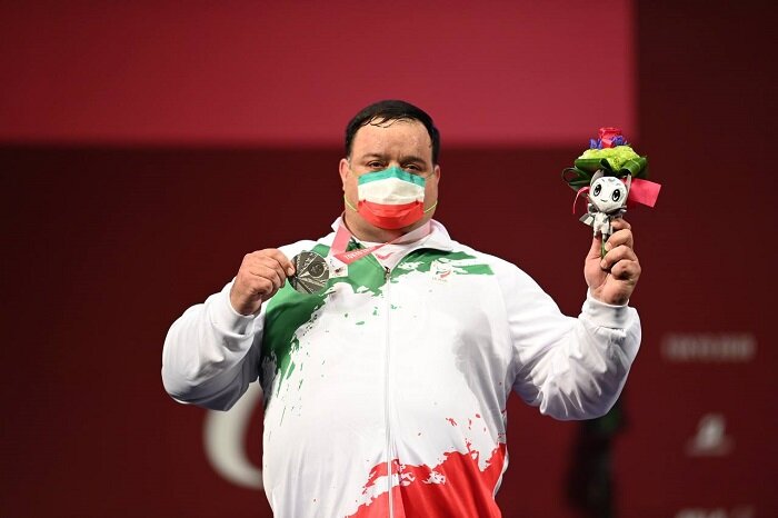 مدال نقره پارالمپیک بر گردن ورزشکار کرمانی