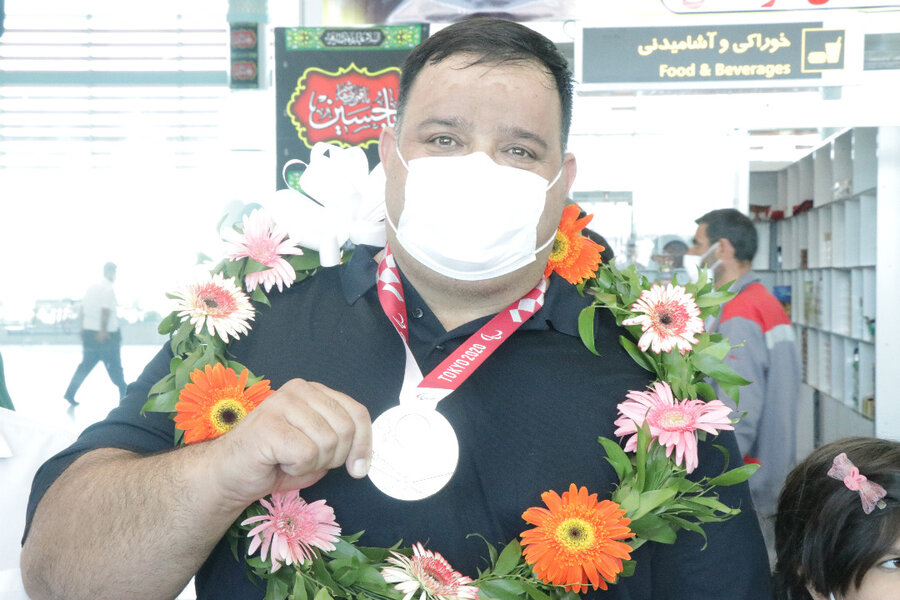 منصورپورمیرزایی نایب قهرمان پارا المپیک توکیووارد کرمان شد