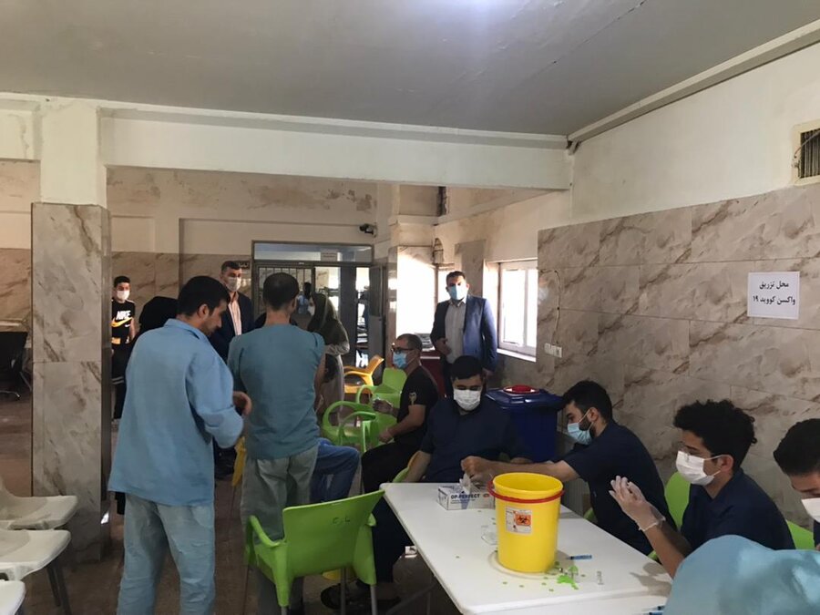 ملارد| واکسیناسیون بیماران و کارکنان مرکز نگهداری از معتادین متجاهر اخوان