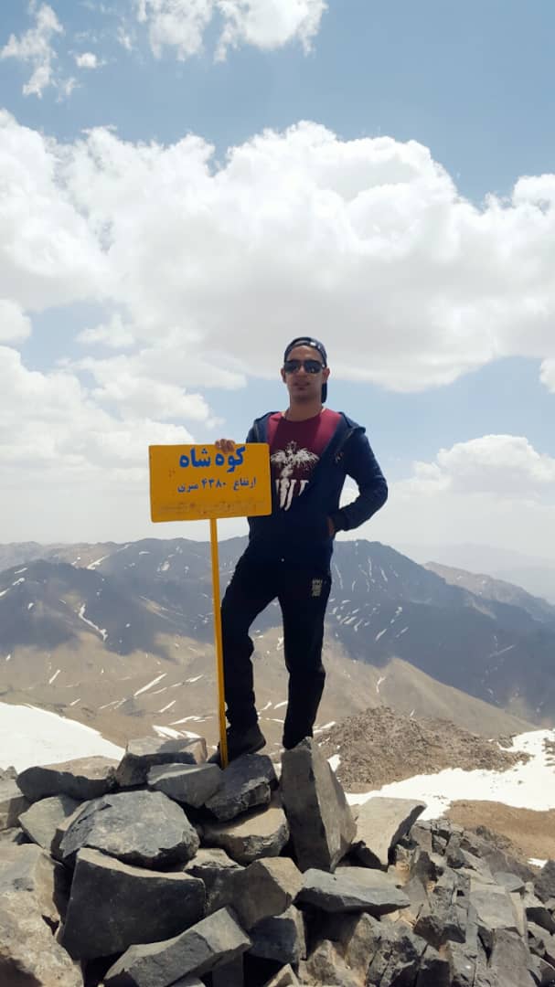 قله های کوه شاه ولاله زار کرمان مغلوب اراده وعزم راسخ جوان ورزشکار کرمانی شدند