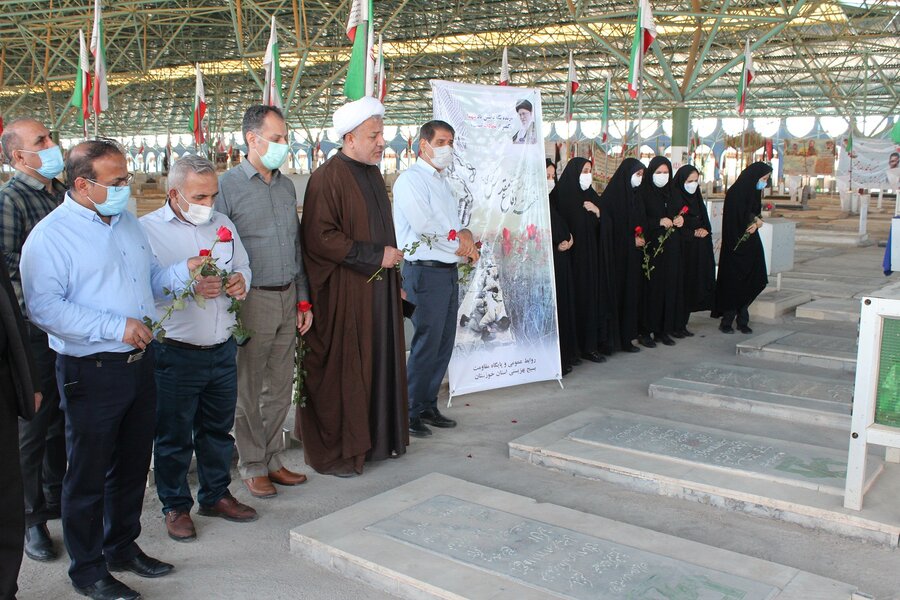 گزارش تصویری| به مناسبت هفته دفاع مقدس، مدیران و کارکنان بهزیستی خوزستان گلزار شهدا را غبار روبی کردند