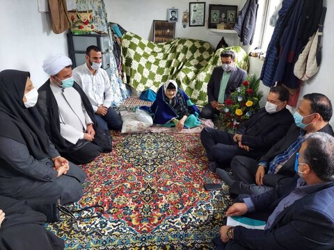 دیدار مدیر کل بهزیستی گیلان با مادر شهید والامقام " محمدعلی صادقی " در شهرستان لنگرود