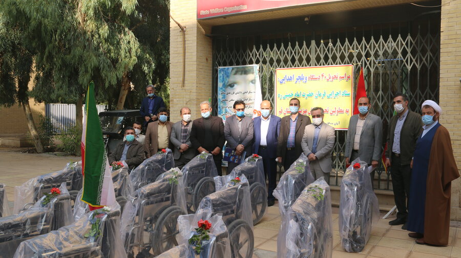 اهداء ۴۰ دستگاه ویلچر به معلولین قمی از طرف ستاد اجرایی فرمان حضرت امام (ره) 