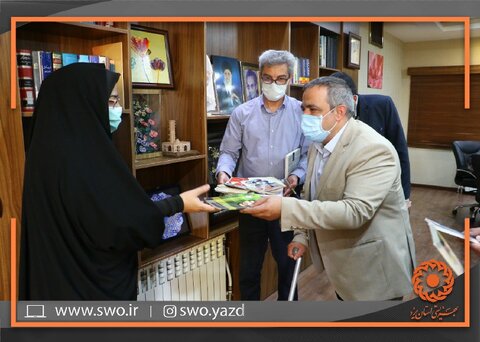 گزارش تصویری | اهدای بیش از یکصد جلد کتاب به کارکنان بهزیستی استان یزد