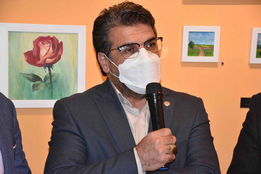 نمایشگاه نقاشی با دهان یک هنرمند معلول در مشهد
