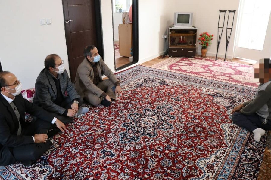 دیدار مدیرکل بهزیستی آذربایجان غربی با دو خانواده دارای دو معلول