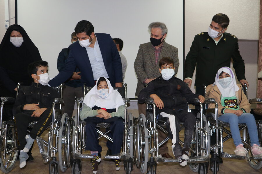 اهدای 65 عدد ویلچیر به معلولین کم برخوردار استان