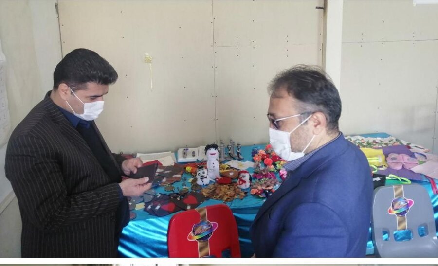 سقز | بازدید فرماندار از نمایشگاه دست ساخته های معلولان