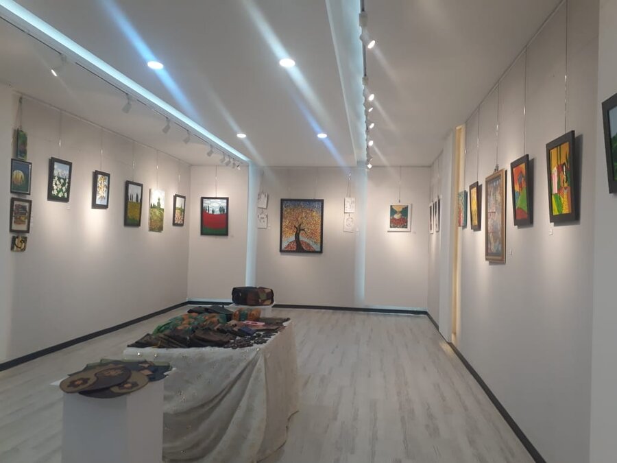 سقز | برگزاری نمایشگاه نقاشی "آهسته گامان کازیوه" و صنایع دستی معلولان به مناسبت هفته گرامیداشت معلولین
