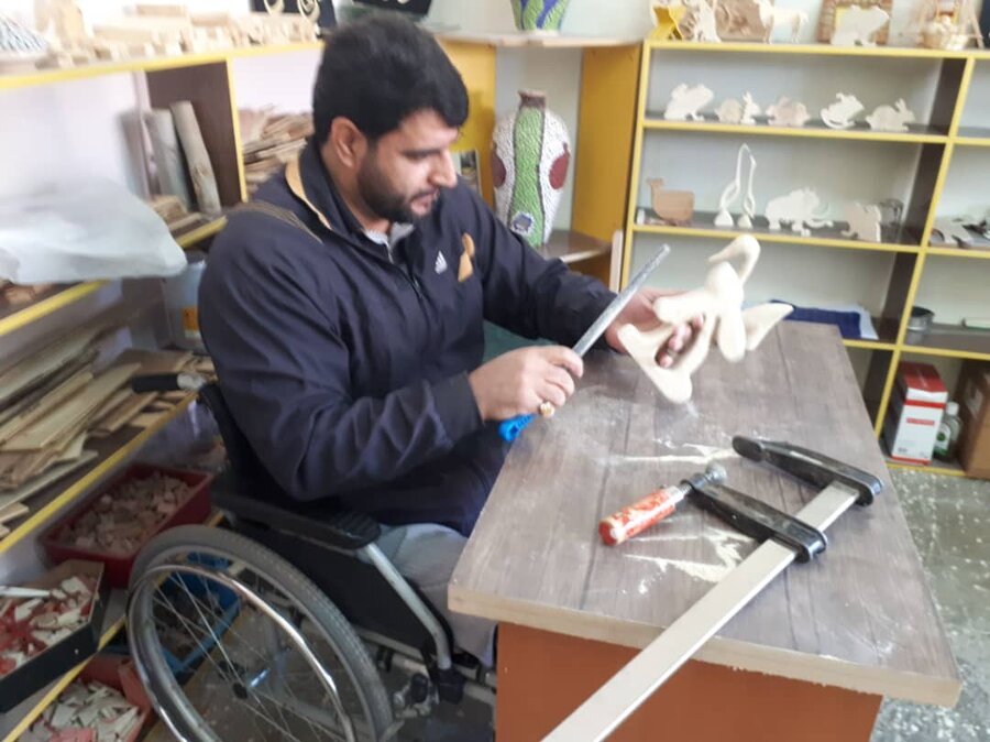 اولین دوره پیکر تراشی با چوب برای افراد دارای معلولیت در استان کرمانشاه برگزار شد