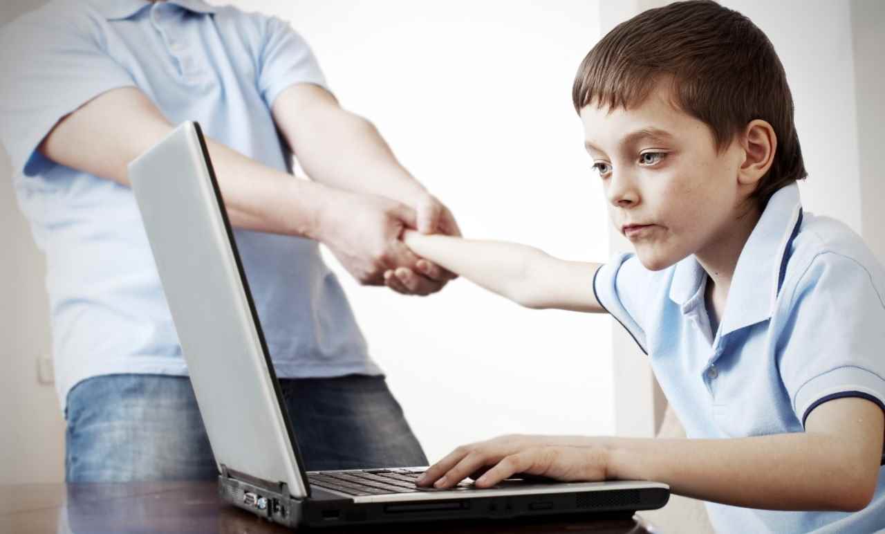 آموزش آنلاین، آسیب‌ها و خشونت علیه کودکان را بیشتر کرده است