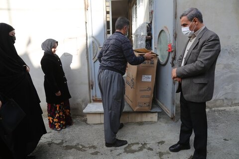ستاد اجرای فرمان امام (ره) ۹۸ دستگاه ویلچر به معلولان کردستان اهدا کرد