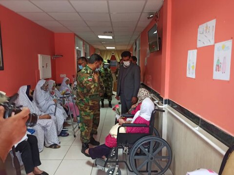 دیدار فرماندهی مرکز آموزشی ۰۴ بیرجند با مادران مقیم خانه سالمندان دیدار کردند