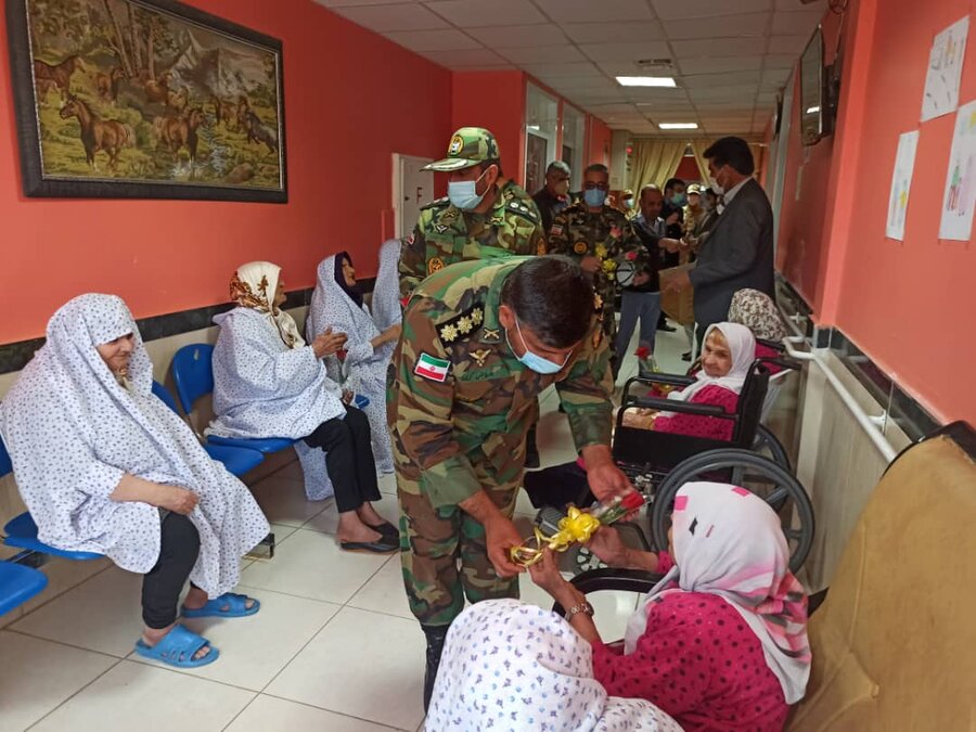 دیدار فرماندهی مرکز آموزشی ۰۴ بیرجند با مادران مقیم خانه سالمندان دیدار کردند