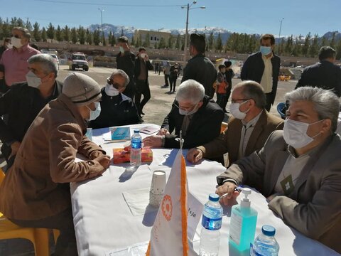 میز خدمت در مصلی نماز جمعه بیرجند در چهارمین روز از دهه ی فجر انقلاب اسلامی
