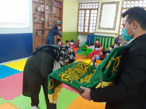 حضور خادمان آستان قدس رضوی در مراکز شبه خانواده و اهدای  کفش و لباس به فرزندان مقیم مراکز