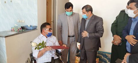 تقدیر فرماندار مهران از معلولی که تنهایی جشن ۴۳ سالگی انقلاب را گرفت
