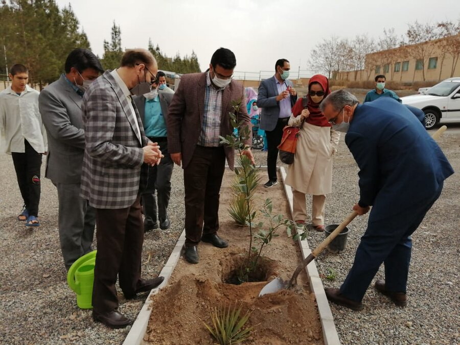 درختکاری در موسسه ی توانبخشی حضرت علی اکبر علیه السلام