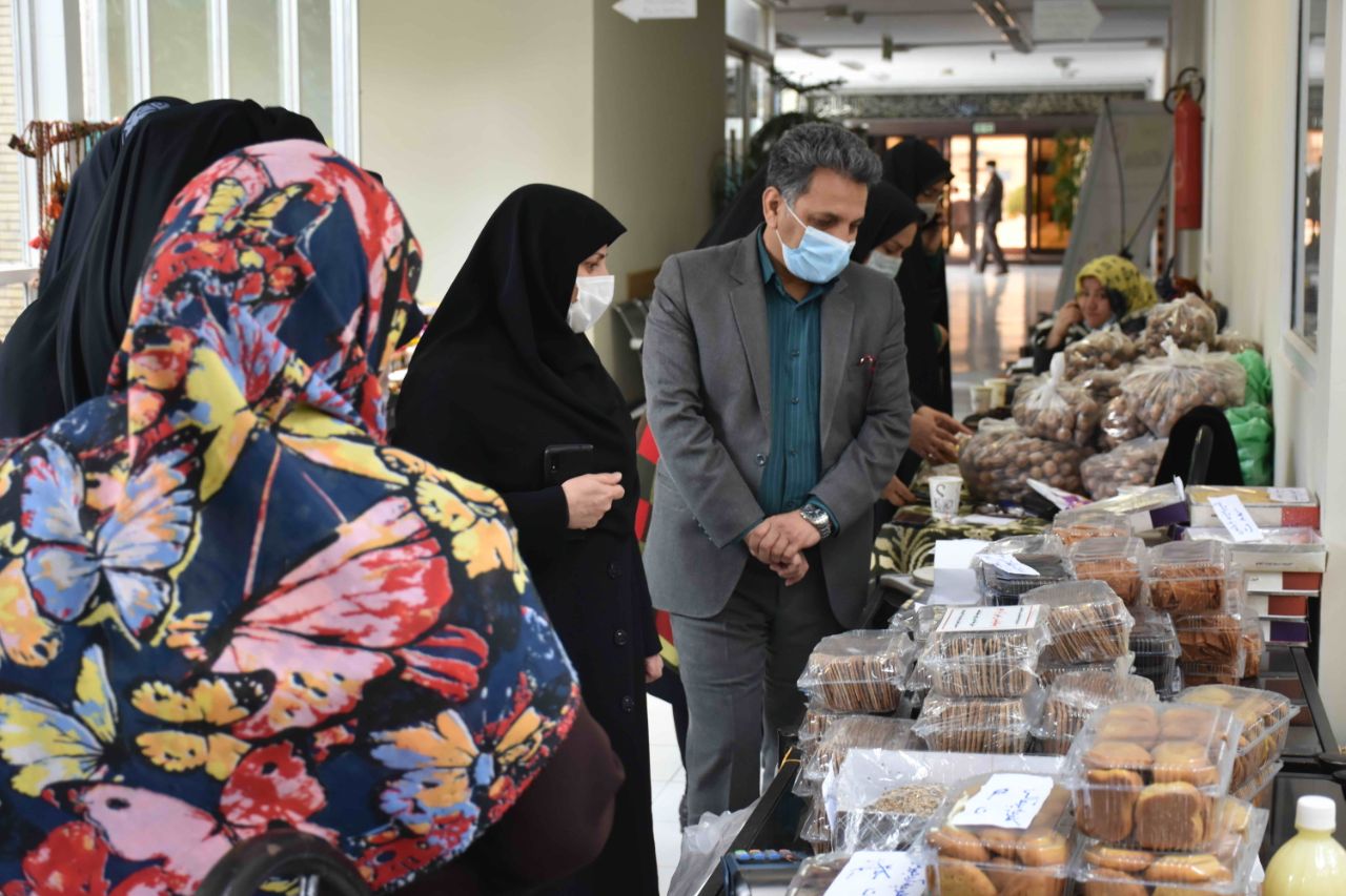 بازدید مدیرکل زنان و خانواده استانداری خراسان رضوی از نمایشگاه تولیدات مددجویان بهزیستی