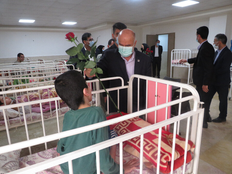استاندار بوشهراز مراکز توانبخشی معلولان ذهنی نیلوفران آبی بازدید کرد